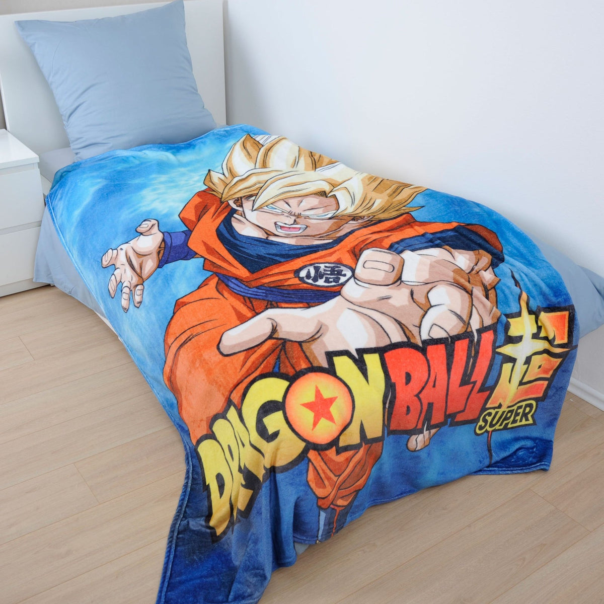Dragonball Kuscheldecke ‘Son Goku’ auf einem Bett