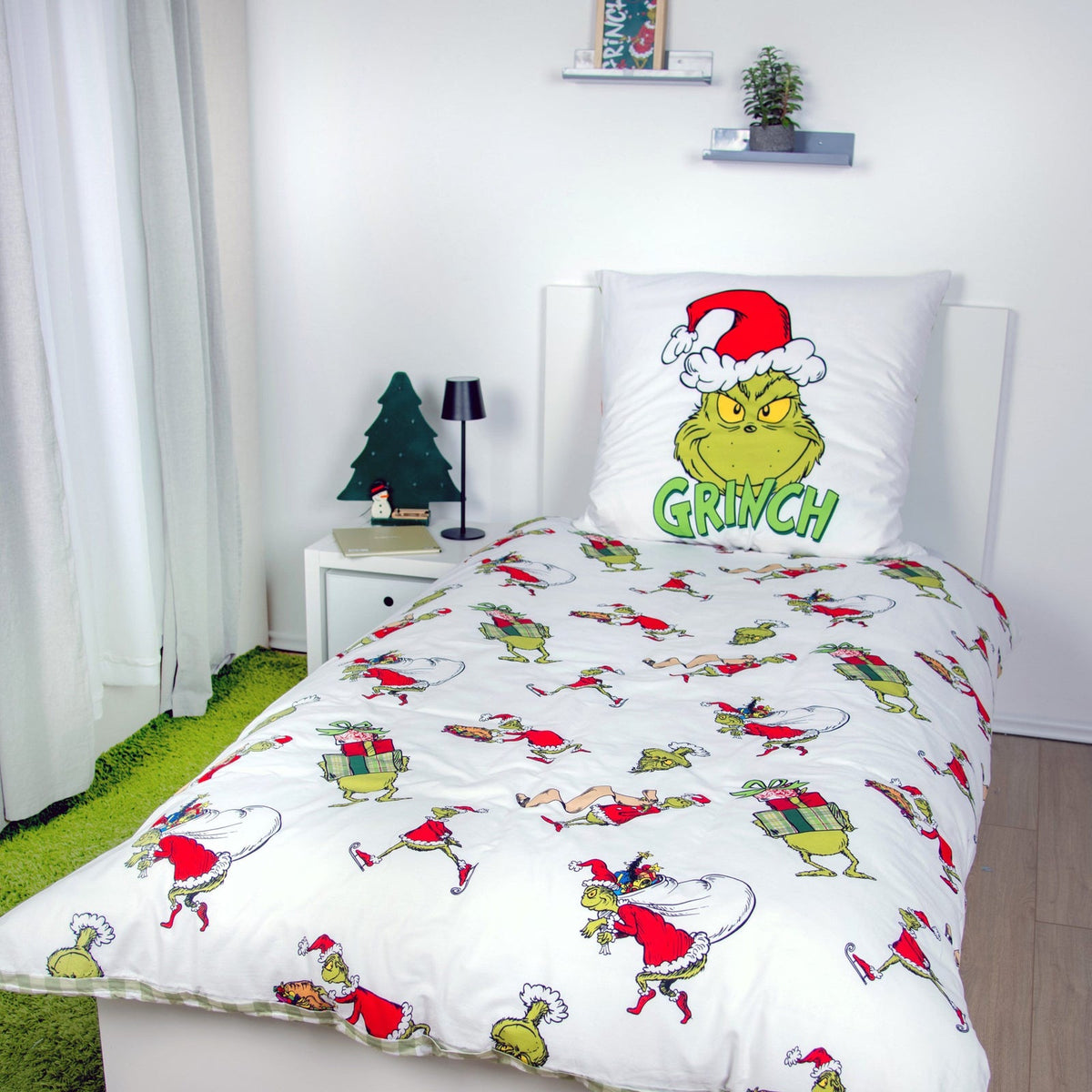 Grinch Winterbettwäsche ‘Merry Grinchmas’ auf einem Bett im weihnachtlich dekorierten Schlafzimmer
