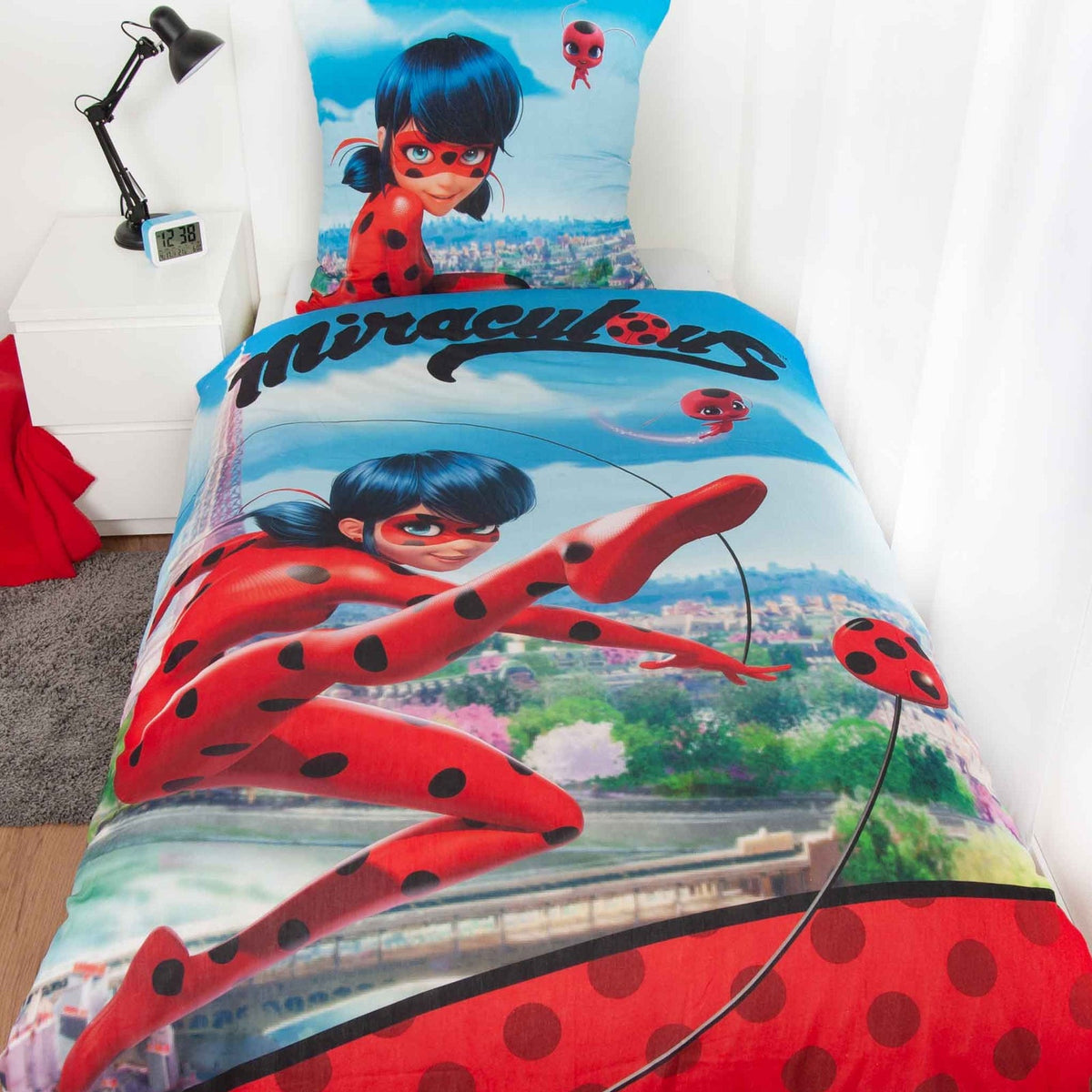 Miraculous Bettwäsche ‘Ladybug & Cat Noir’ auf einem Bett