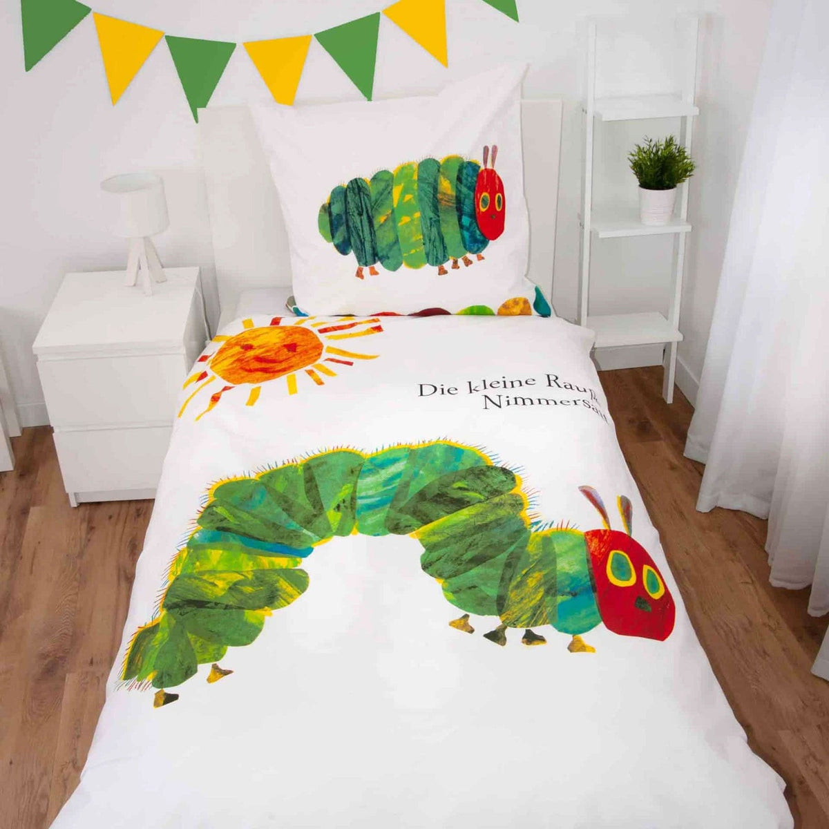 Raupe Nimmersatt Bettwäsche ‘Evergreen’ auf einem Bett im Kinderzimmer mit Wimpelkette