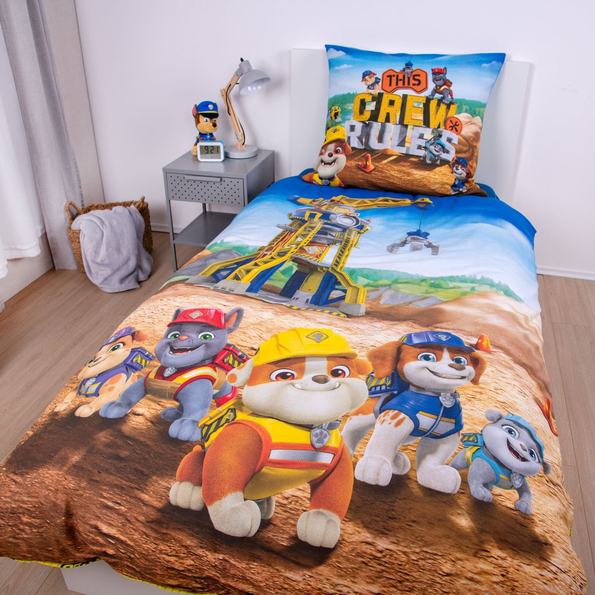 Rubble & Crew Bettwäsche ‘Helden auf der Baustelle’ auf einem Einzelbett im Kinderzimmer