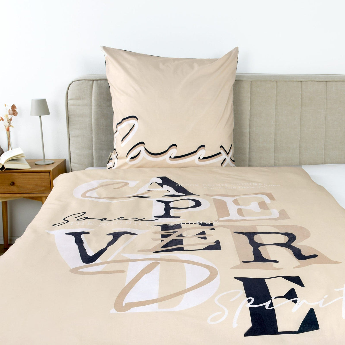 SOCCX Bettwäsche ‘Coastal Stripes’ auf einem Bett, Buchstaben-Seite mit Schriftzug-Kissen