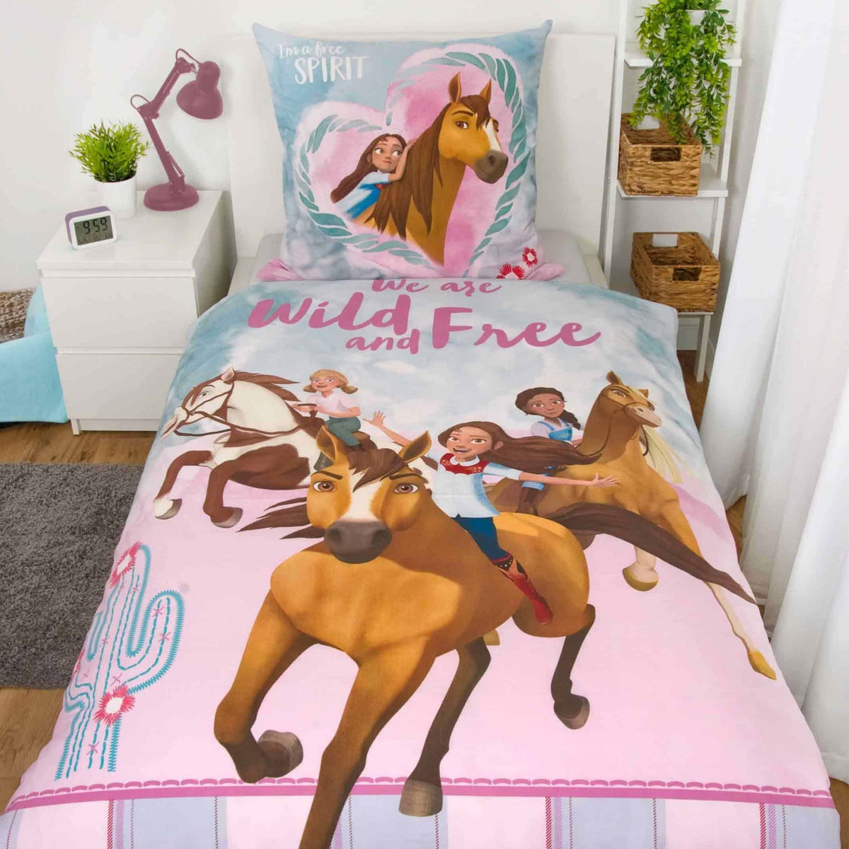 Kinderzimmer mit der Spirit Bettwäsche ‘Wild and Free’ in Rosa