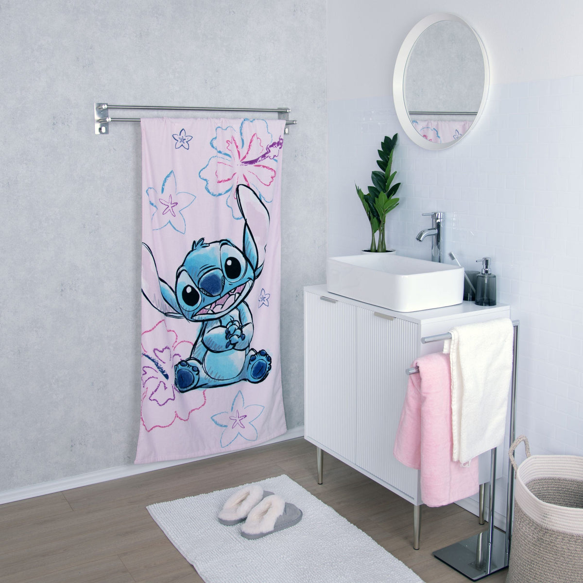 Badetuch mit Stitch zwischen Hibiskusblüten