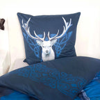 Kissen mit dem Kopf des weißen Hirschs und blauen Ornamenten