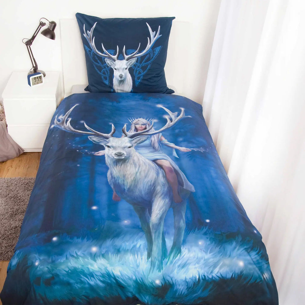 Bett mit der Anne Stokes Bettwäsche ‘Hirsch’ und dem Hirsch-Kissen