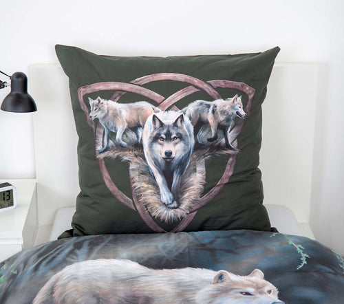 Kissen mit drei Wölfen in einem keltischen Knoten auf dem Bett