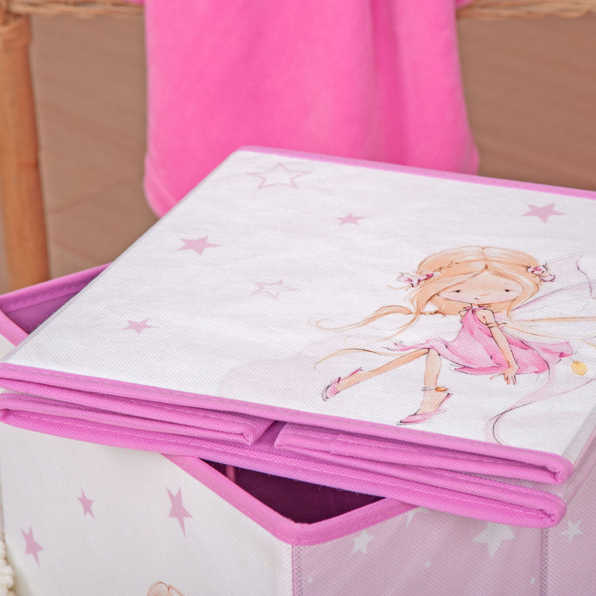 Flach gefaltete Aufbewahrungsbox ‘Little Fairy’ mit Fee in Nahaufnahme