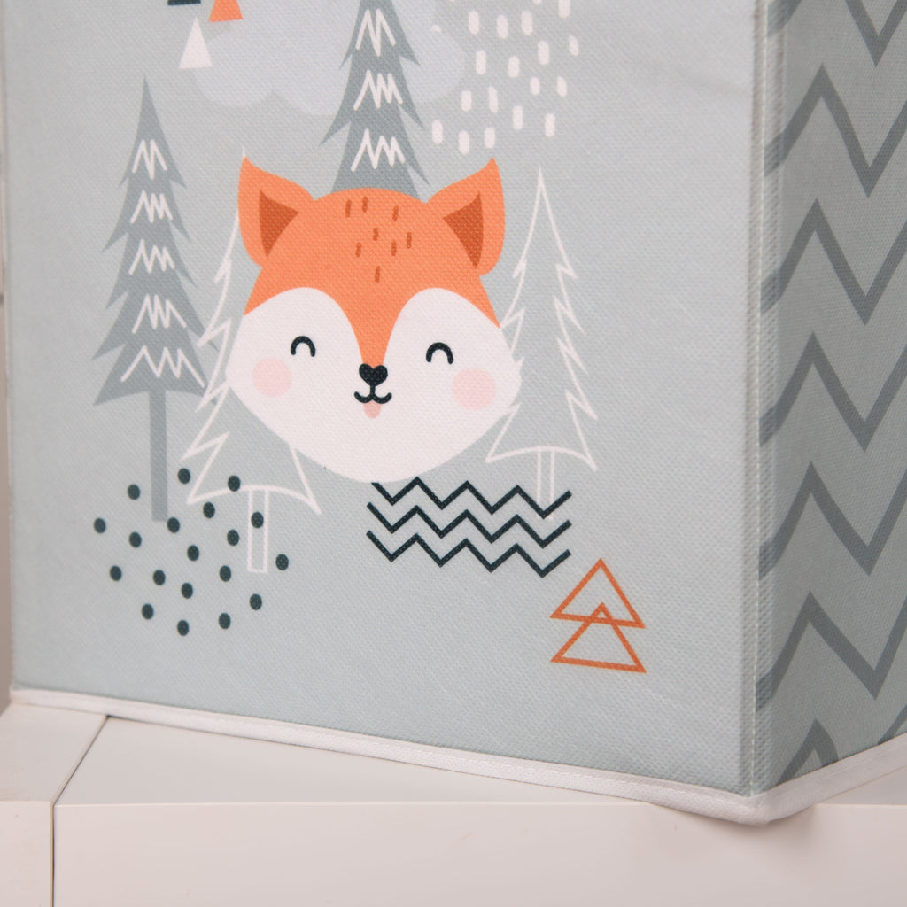 Aufbewahrungsbox ‘Nordic Forest’ mit Fuchs zwischen Tannen auf einem weißen Regal