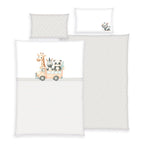 babybest Bettwäsche-Set ‘Adventure Buddies’ 100 x 135 cm: Bettbezug weiß mit Giraffe, Zebra und Panda im Auto und grauen Streifen, Wendeseite hellgrau mit Punkten, Kissen 40 x 60 cm mit Nashorn