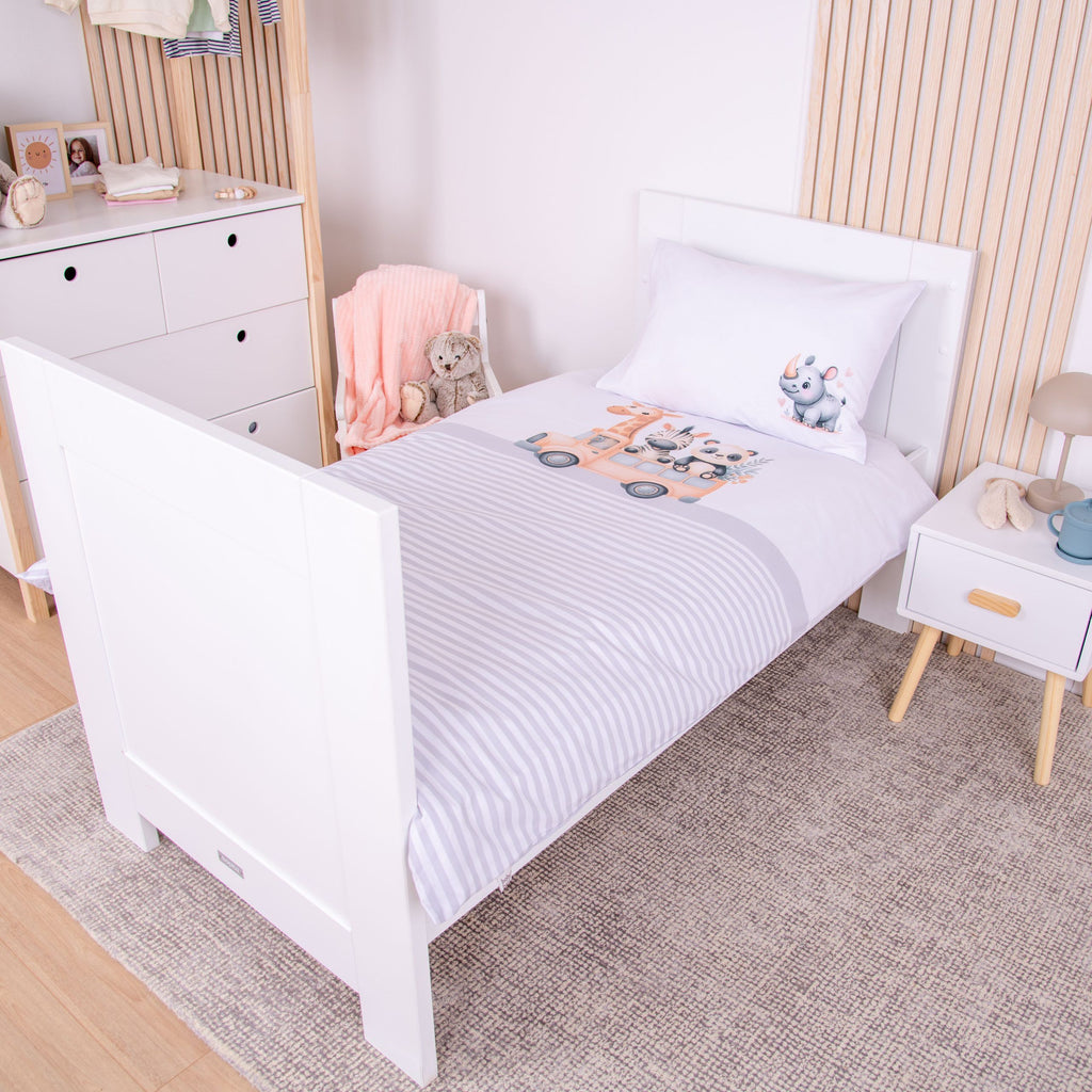 babybest Bettwäsche ‘Adventure Buddies’ auf einem weißen Kinderbett