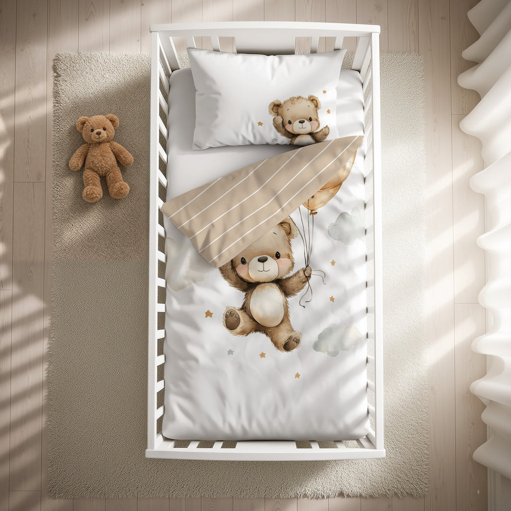 babybest Bettwäsche-Set ‘Ballon Teddy’ 100 x 135 cm mit Kissenbezug 40 x 60 cm im Gitterbett, Draufsicht mit gestreifter Wendeseite