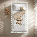 babybest Bettwäsche-Set ‘Ballon Teddy’ 100 x 135 cm mit Kissenbezug 40 x 60 cm im Gitterbett, Draufsicht mit gestreifter Wendeseite