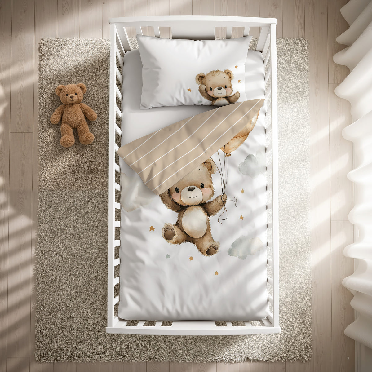babybest Bettwäsche-Set ‘Ballon Teddy’ 100 x 135 cm mit Kissenbezug 40 x 60 cm im Gitterbett, Draufsicht mit gestreifter Wendeseite