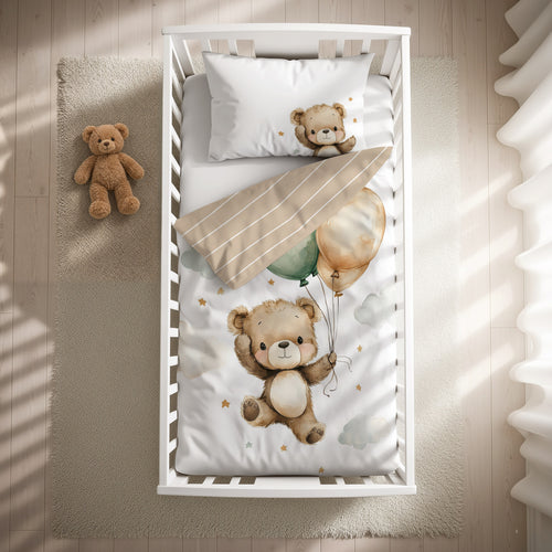 babybest Bettwäsche-Set ‘Ballon Teddy’ 100 x 135 cm mit Kissenbezug 40 x 60 cm im Gitterbett, Draufsicht mit gestreifter Wendeseite