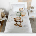 babybest Bettwäsche ‘Ballon Teddy’ von oben auf einem weißen Kinderbett