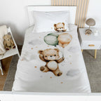 babybest Bettwäsche ‘Ballon Teddy’ von oben auf einem weißen Kinderbett
