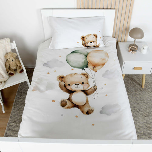 babybest Bettwäsche ‘Ballon Teddy’ von oben auf einem weißen Kinderbett