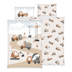 babybest Bettwäsche-Set ‘Baustelle’ 100 x 135 cm: Bettbezug creme mit Kran, Bagger, Kipplaster und Betonmischer, Wendeseite mit Fahrzeug-Allover, Kissen 40 x 60 cm mit Walze