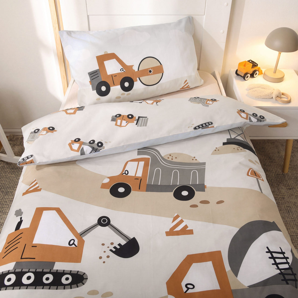 babybest Bettwäsche ‘Baustelle’ von oben, Kissen mit Walze und Bagger auf dem Bettbezug