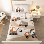 Bettwäsche ‘Baustelle’ auf einem weißen Kinderbett mit Nachttisch