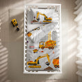 babybest Bettwäsche ‘Baustelle’ 100 x 135 cm mit Kissenbezug 40 x 60 cm im Gitterbett, Draufsicht mit umgeschlagener Wendeseite mit Baufahrzeugen