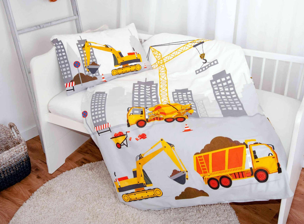 Bettwäsche ‘Baustelle’ auf einem weißen Kinderbett, Bettbezug mit Kran, Bagger und Kipplaster, Kissen mit Bagger