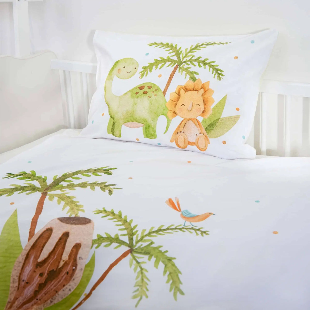 Kissen 40 x 60 cm mit Langhals und Triceratops unter der Palme, darunter Palmen auf dem Bettbezug