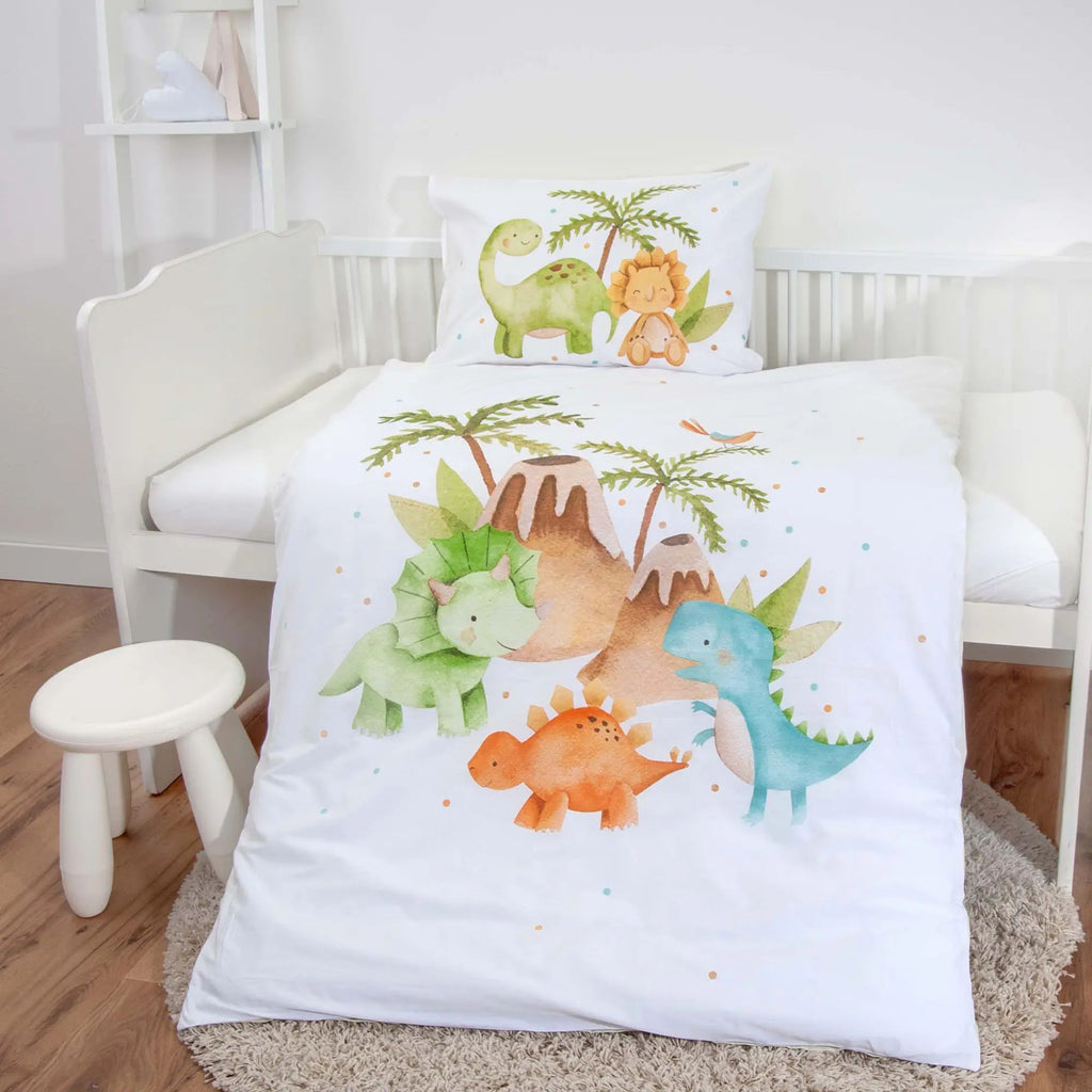 babybest Bettwäsche ‘Dinos’ im weißen Gitterbett mit Hocker