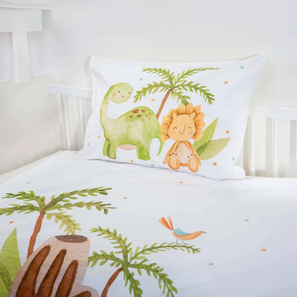 Bettwäsche ‘Dinos’ von oben, Kissen mit Dinos und Palme auf dem Bettbezug