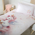 babybest Bettwäsche ‘Einhornzauber’ auf einem weißen Kinderbett, Einhorn auf der Wolke