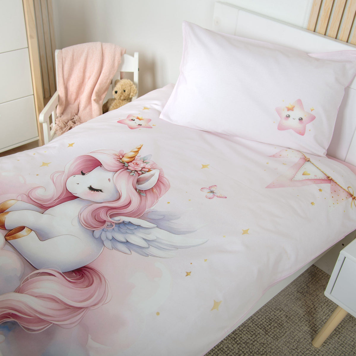 babybest Bettwäsche ‘Einhornzauber’ auf einem weißen Kinderbett, Einhorn auf der Wolke