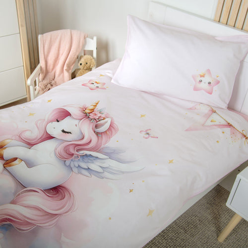 babybest Bettwäsche ‘Einhornzauber’ auf einem weißen Kinderbett, Einhorn auf der Wolke
