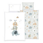 babybest Bettwäsche-Set ‘Elephants’ 100 x 135 cm: Bettbezug weiß mit drei gestapelten Elefanten und Vogel, Wendeseite hellgrau mit Elefanten-Allover, Kissen 40 x 60 cm