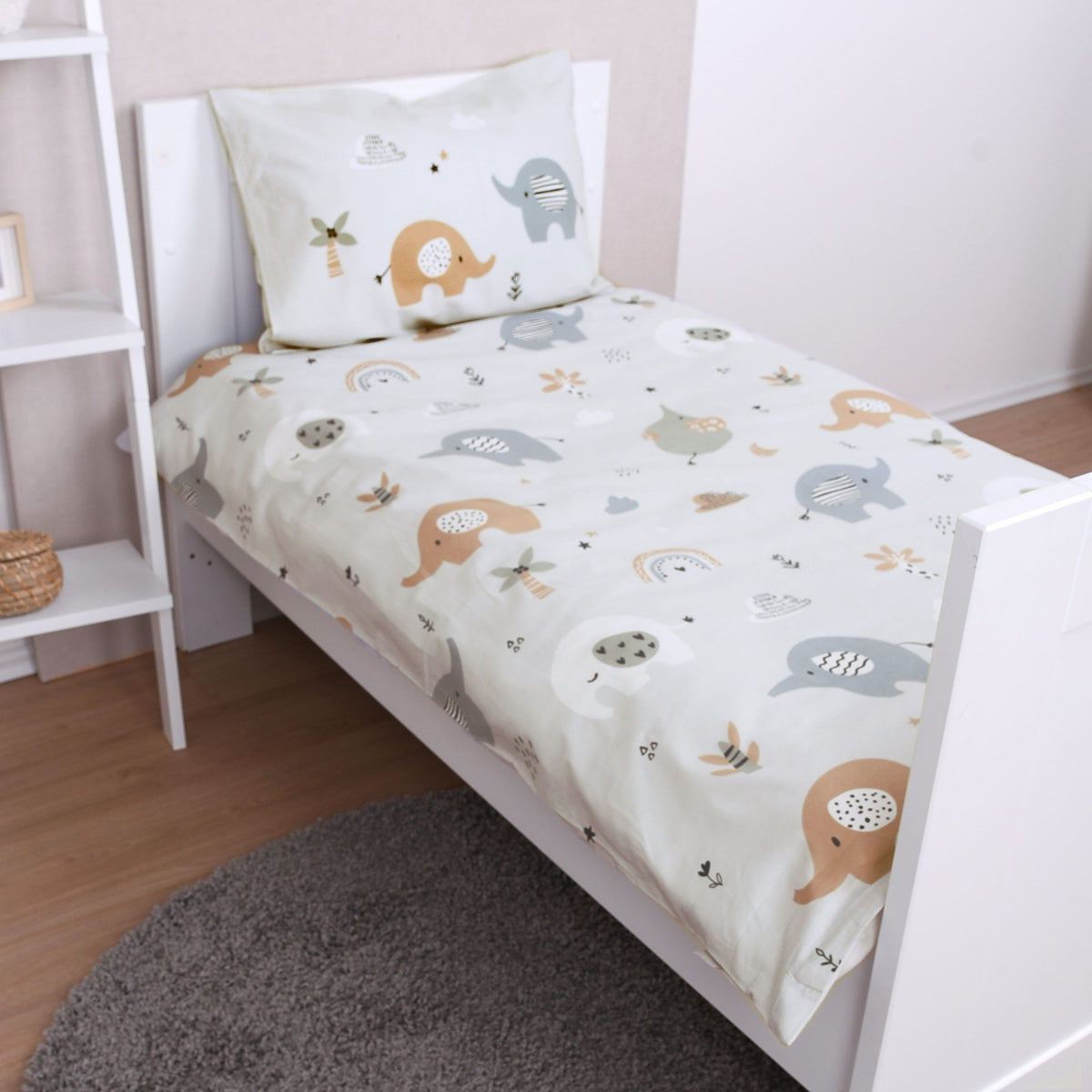 Elefanten-Allover-Seite der Bettwäsche ‘Elephants’ mit Kissen auf einem Kinderbett