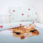 Kissen-Rückseite mint mit Blüten und Giraffe auf dem Bettbezug