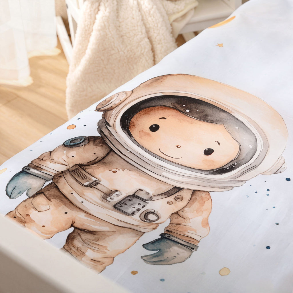 Nahaufnahme des kleinen Astronauten auf dem Bettbezug