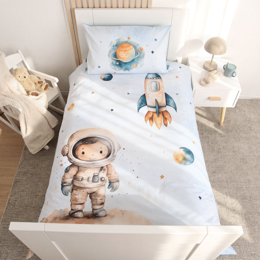 babybest Bettwäsche ‘Kleiner Astronaut’ von oben auf einem weißen Kinderbett