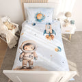 babybest Bettwäsche ‘Kleiner Astronaut’ von oben auf einem weißen Kinderbett