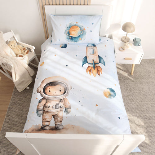 babybest Bettwäsche ‘Kleiner Astronaut’ von oben auf einem weißen Kinderbett