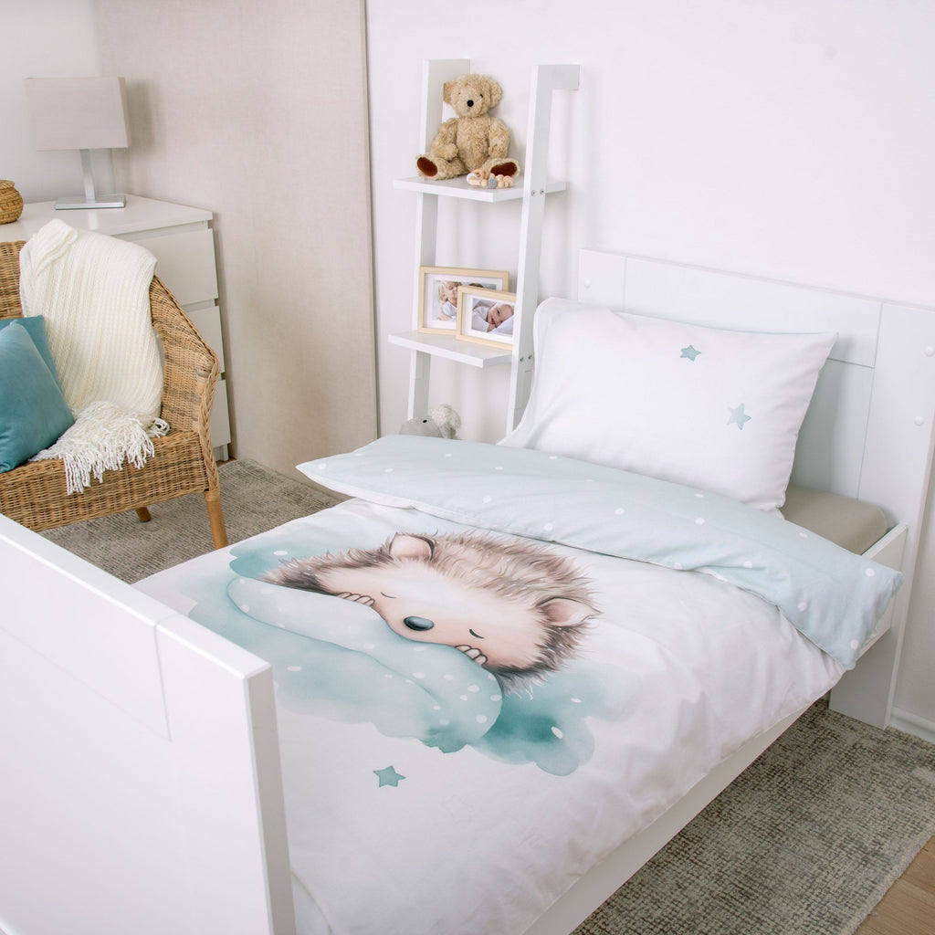 babybest Bettwäsche ‘Kleiner Igel’ auf einem weißen Kinderbett