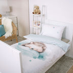babybest Bettwäsche ‘Kleiner Igel’ auf einem weißen Kinderbett