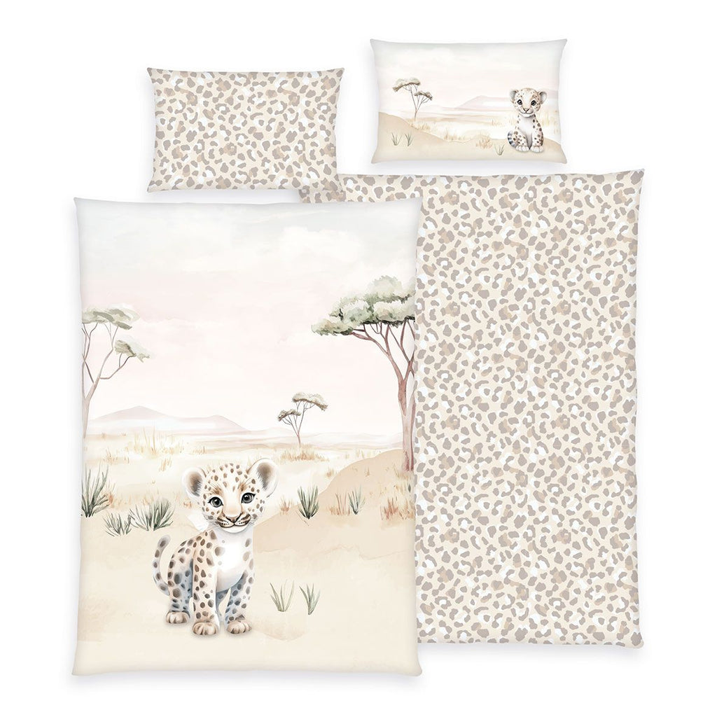 babybest Bettwäsche-Set ‘Kleiner Leo’ 100 x 135 cm: Leopardenbaby in der Savanne vorn, Leomuster hinten, Kissen 40 x 60 cm