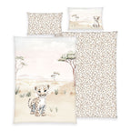 babybest Bettwäsche-Set ‘Kleiner Leo’ 100 x 135 cm: Leopardenbaby in der Savanne vorn, Leomuster hinten, Kissen 40 x 60 cm