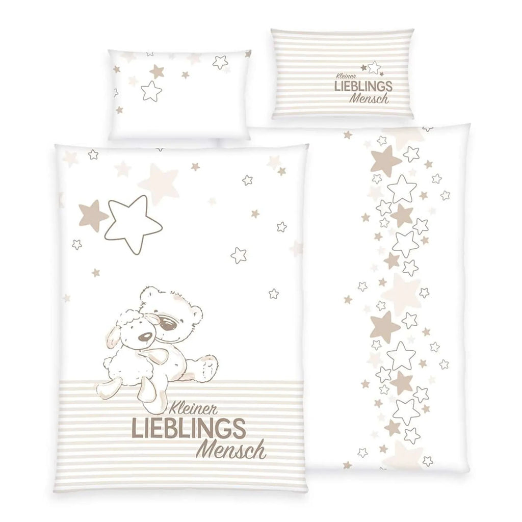 babybest Bettwäsche-Set ‘Kleiner Lieblingsmensch’ Beige 100 x 135 cm: Bettbezug weiß mit Sternen, Bär und Lamm und Schriftzug „Kleiner Lieblingsmensch“, Wendeseite weiß mit Sternen, Kissenbezug 40 x 60 cm mit Vorder- und Rückseite