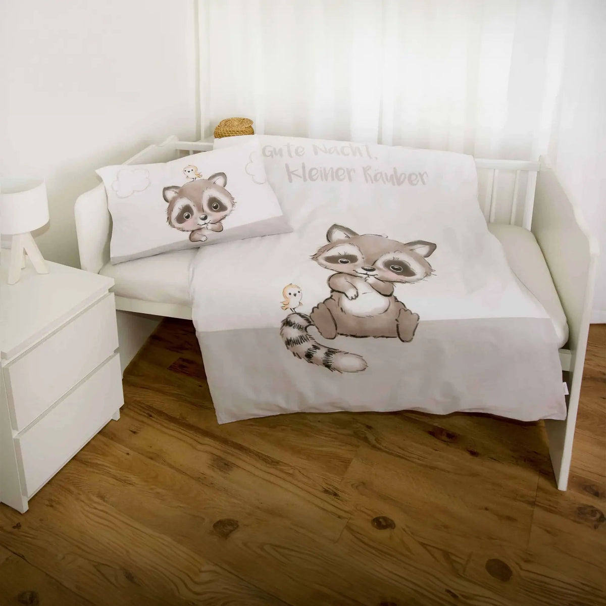 babybest Bettwäsche ‘Kleiner Räuber’ im weißen Gitterbett