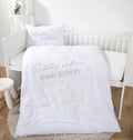 Gitterbett mit der babybest Bettwäsche ‘Kleiner Schatz’ in Blau