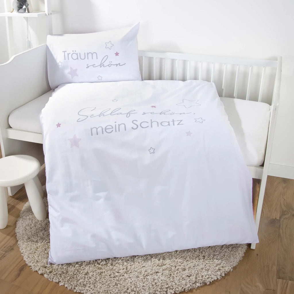 Gitterbett mit der babybest Bettwäsche ‘Kleiner Schatz’ in Rosa