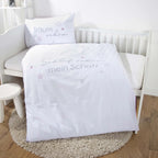 Gitterbett mit der babybest Bettwäsche ‘Kleiner Schatz’ in Rosa