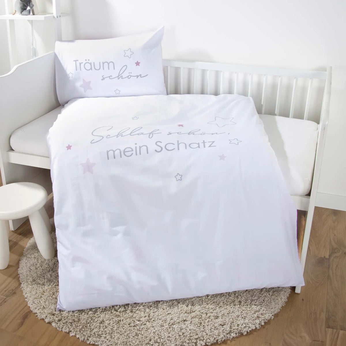Gitterbett mit der babybest Bettwäsche ‘Kleiner Schatz’ in Rosa